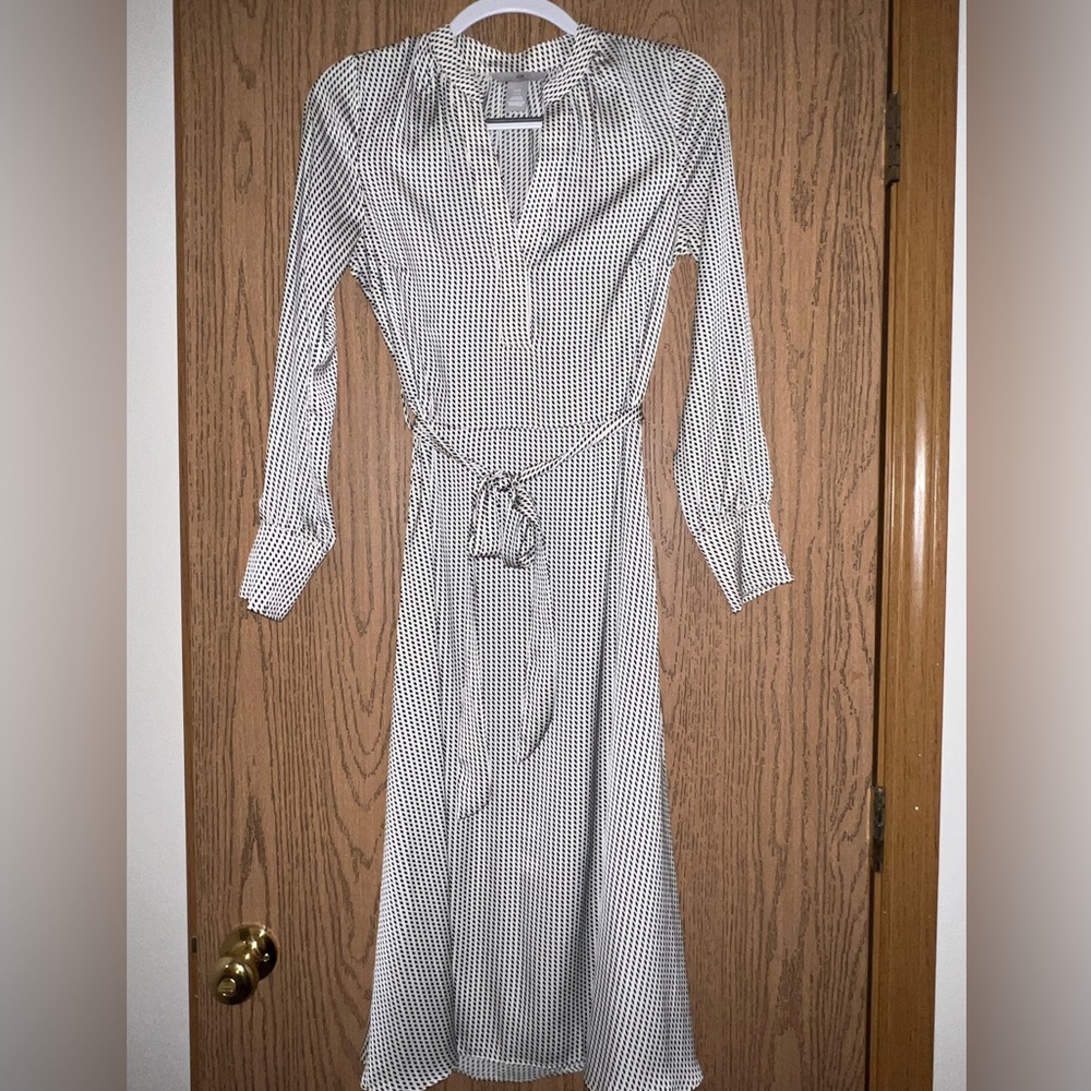 H&M flowy tie belt dress in white and black pattern